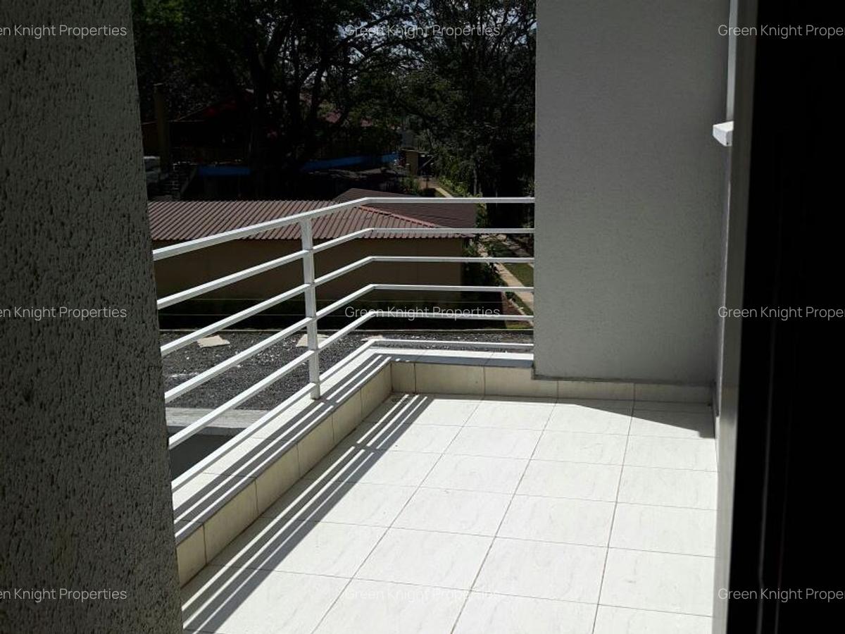 5 Bed House with En Suite in Lavington - 12