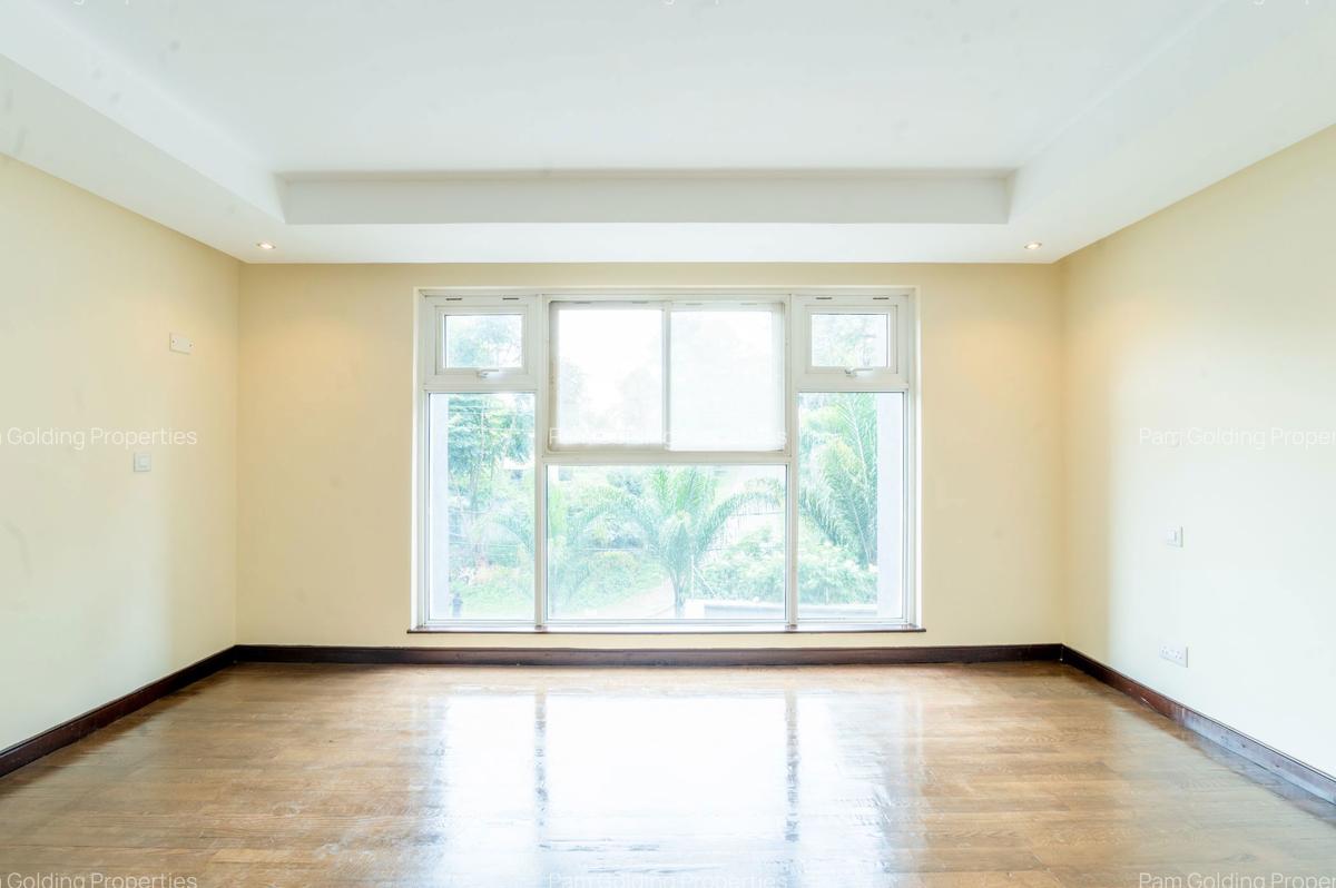 3 Bed Apartment with En Suite in Riverside - 5