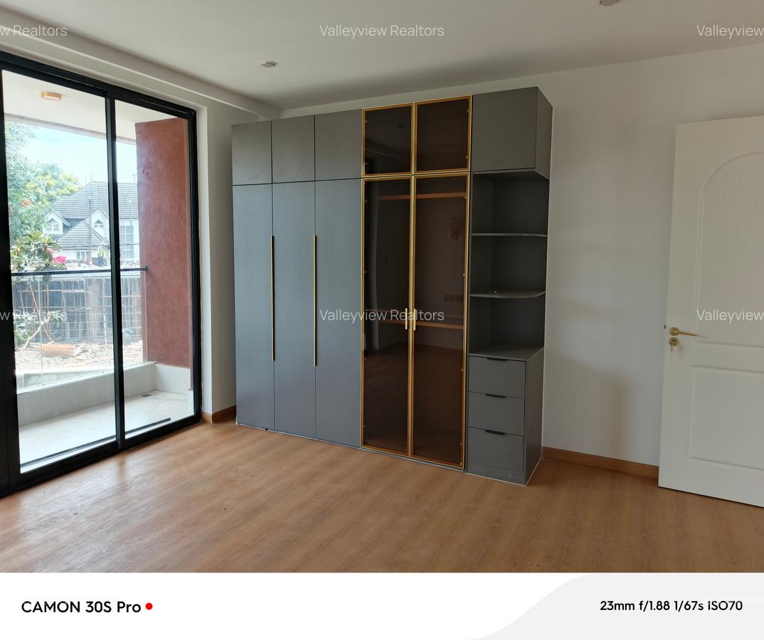 5 Bed Townhouse with En Suite at Lavington - 13