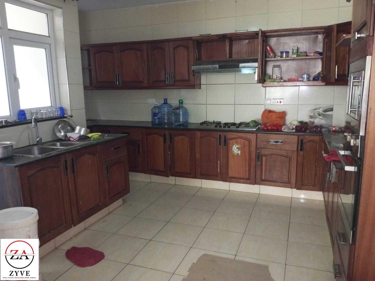 5 Bed House with En Suite at Lavington - 11