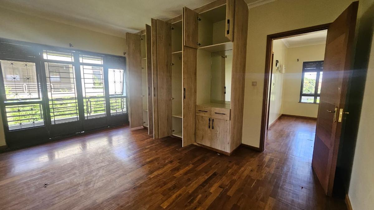 5 Bed Townhouse with En Suite in Runda - 17