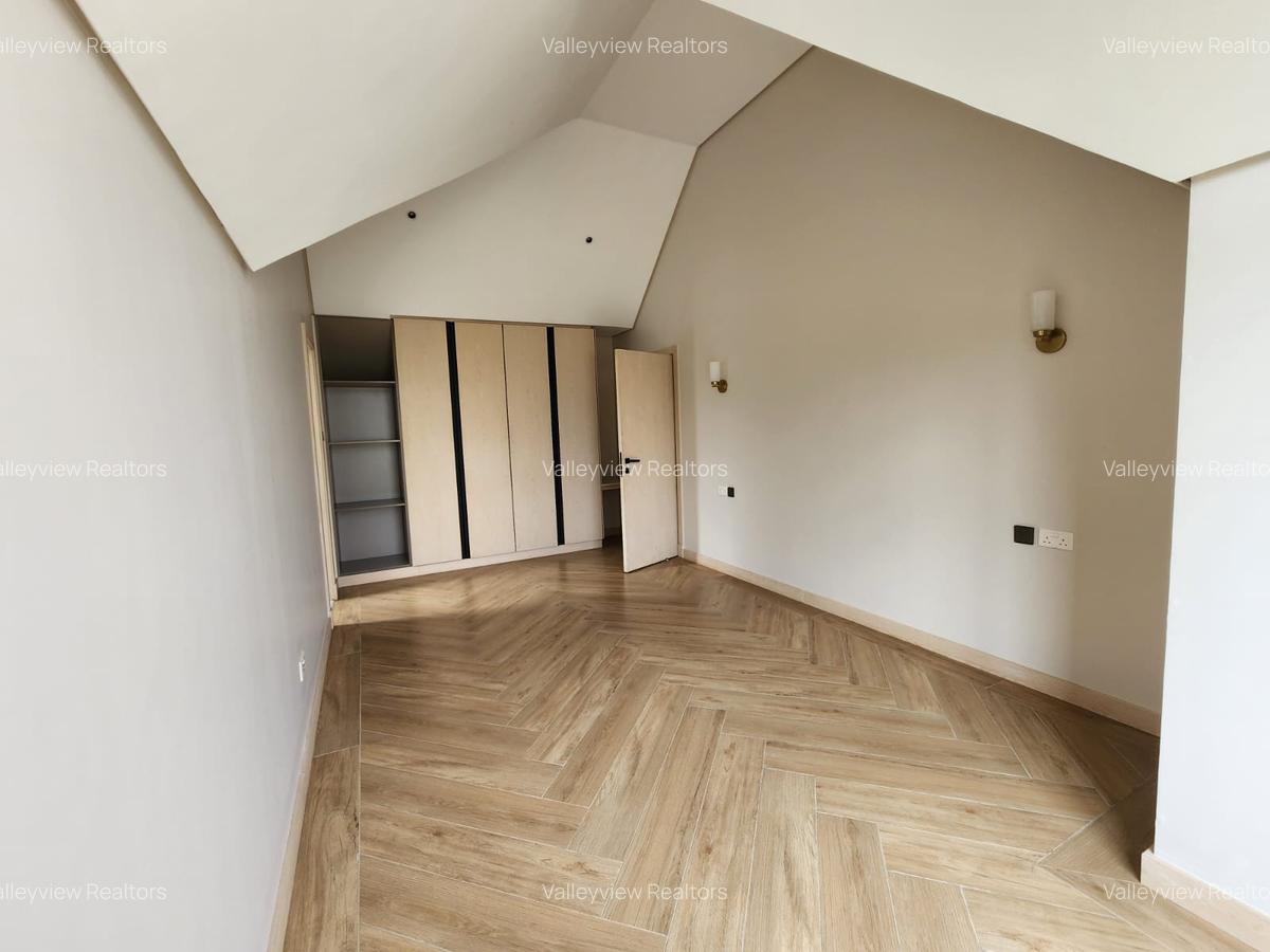 6 Bed Townhouse with En Suite at Lavington - 14