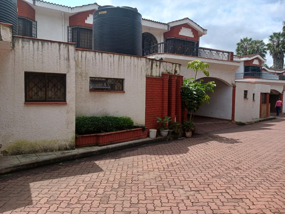 6 Bed Townhouse with En Suite at Lavington - 1