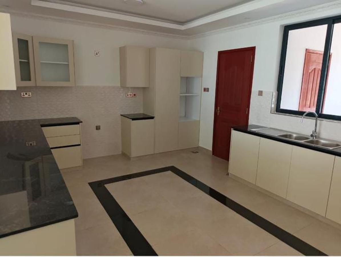 5 Bed Townhouse with En Suite in Lavington - 4