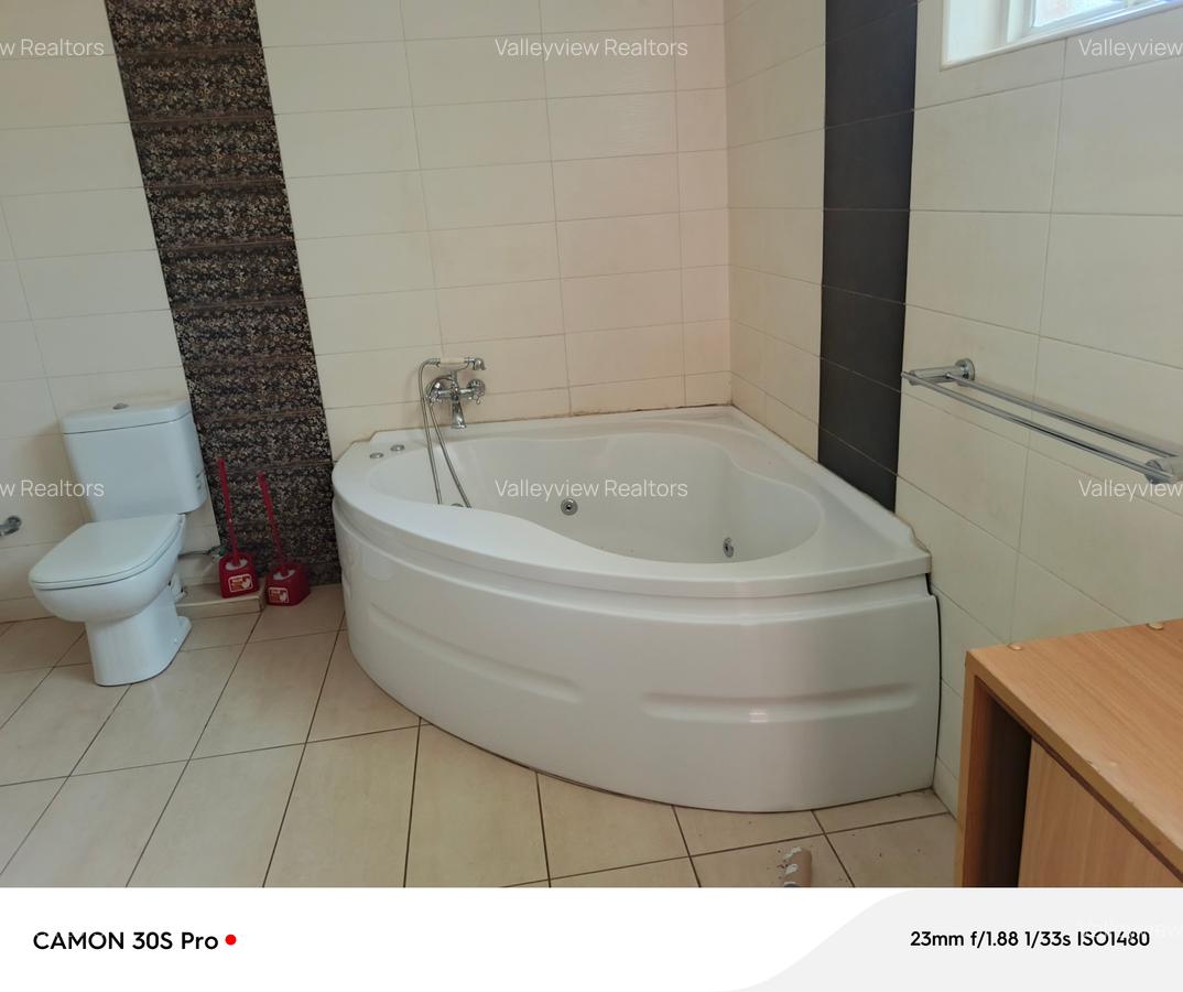 4 Bed Townhouse with En Suite at Lavington - 15