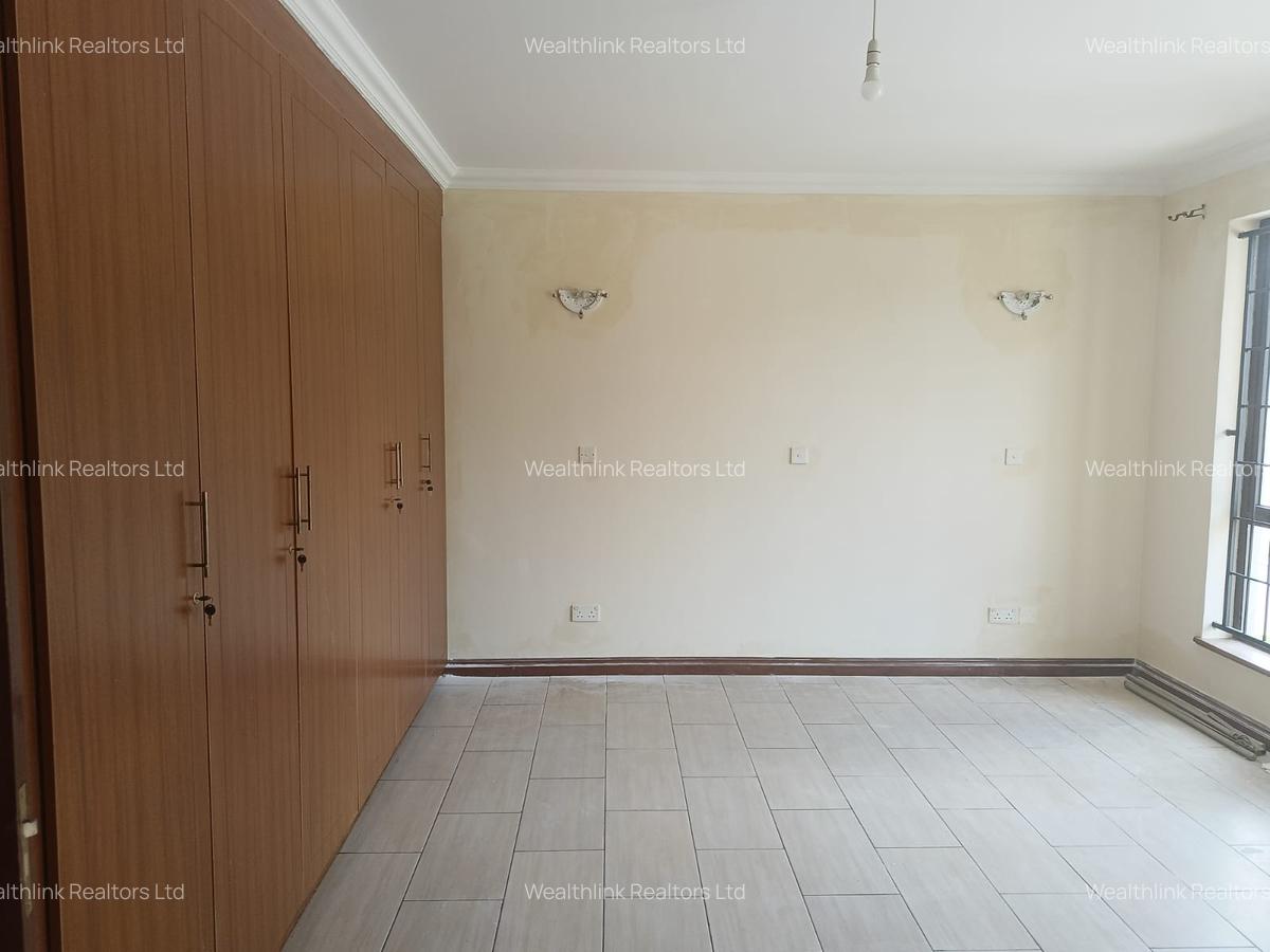 5 Bed Townhouse with En Suite at Horse Shoe Village - 8