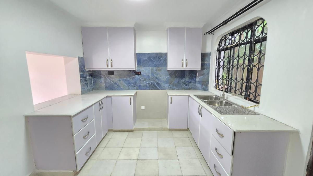 4 Bed House with En Suite in Lavington - 14