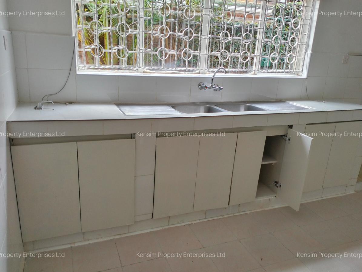5 Bed House with En Suite in Lavington - 13