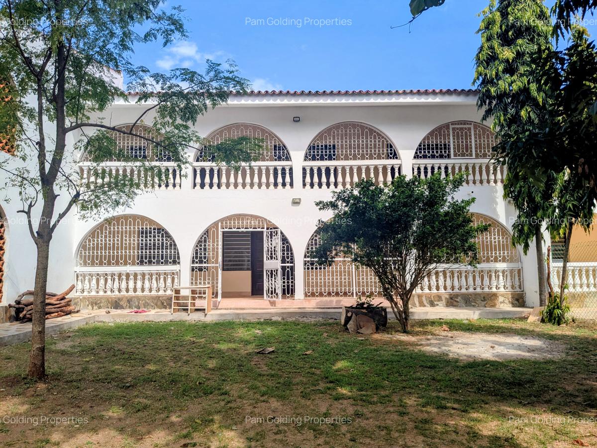 4 Bed House with En Suite at 3Rd Avenue - 1