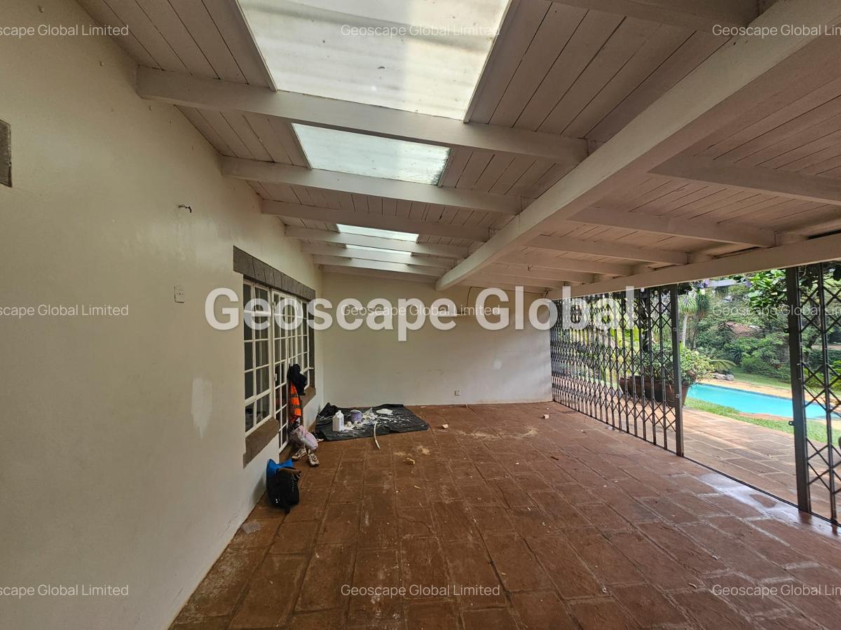 5 Bed House with En Suite in Ridgeways - 5