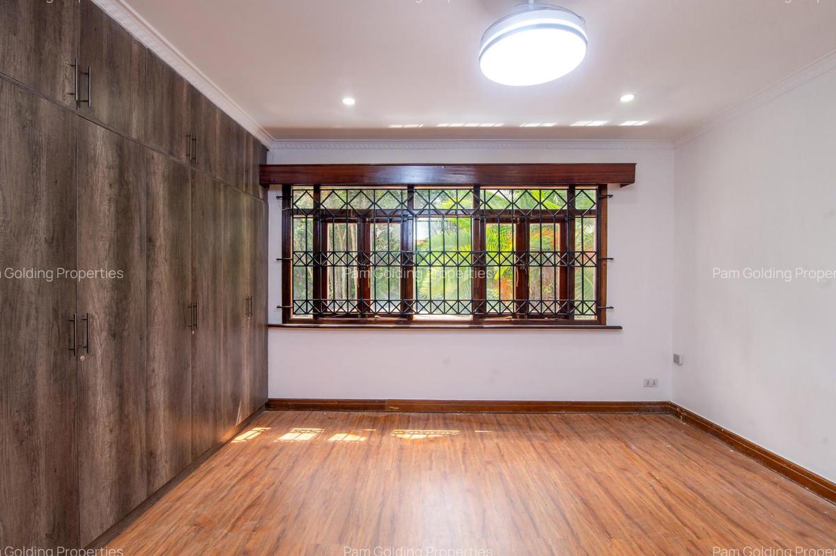 6 Bed House with En Suite in Karen - 9