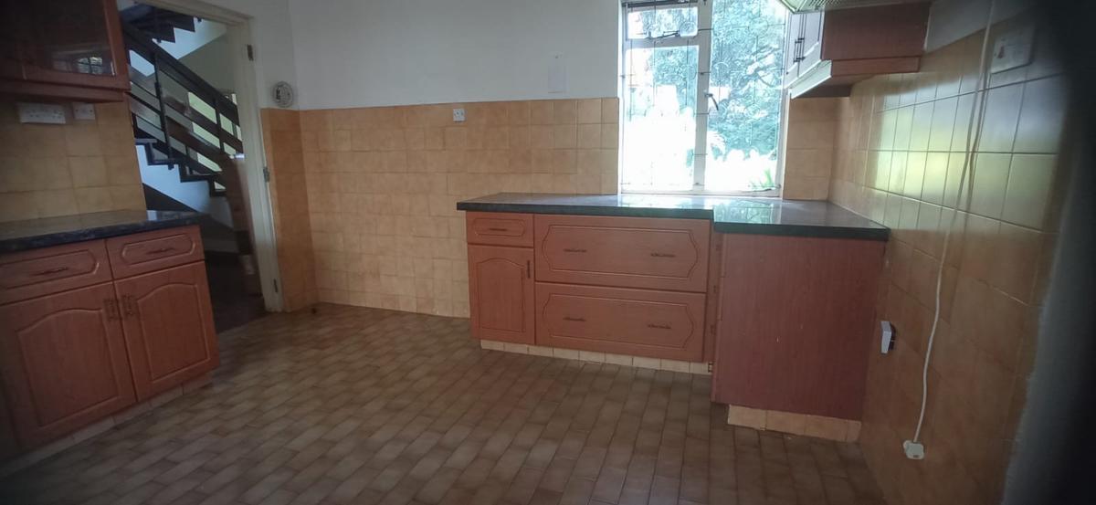 5 Bed Townhouse with En Suite in Lavington - 4