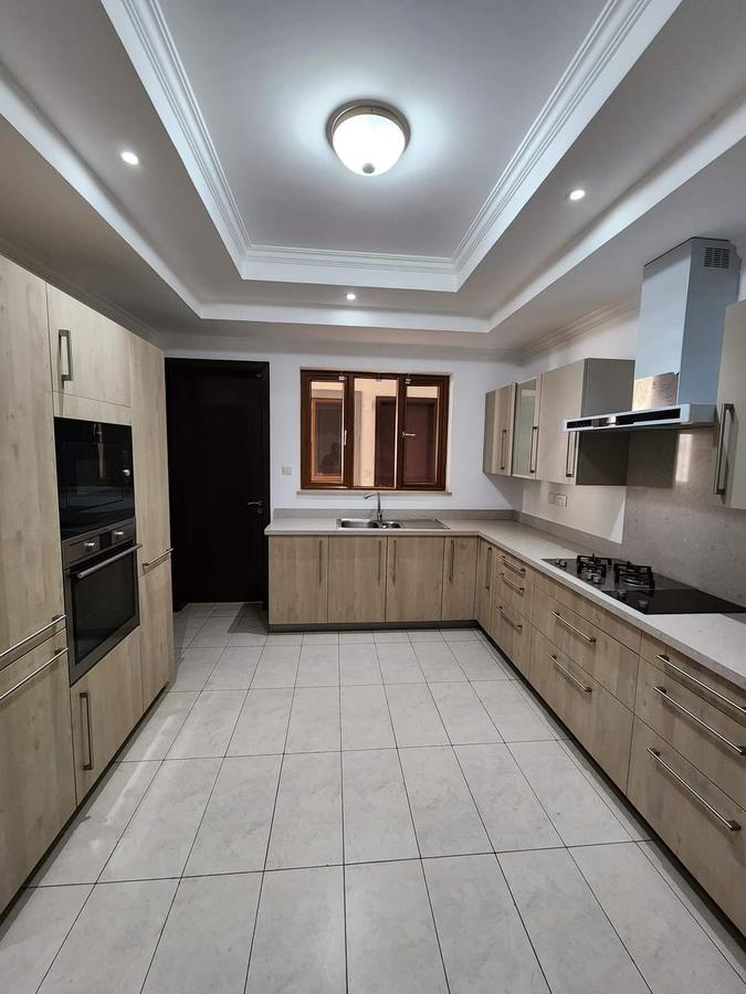 5 Bed Townhouse with En Suite at Lavington - 7