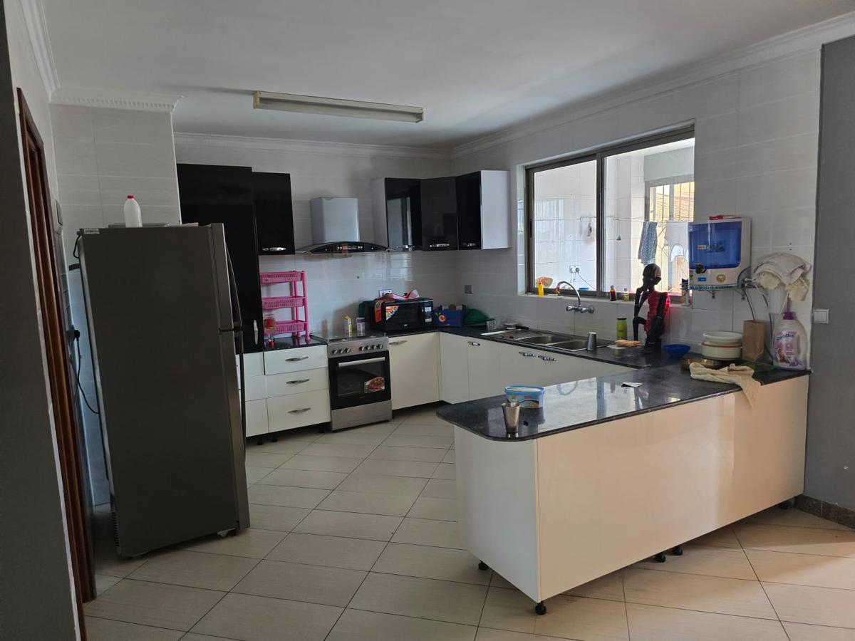 3 Bed Apartment with Lift in Parklands - 4