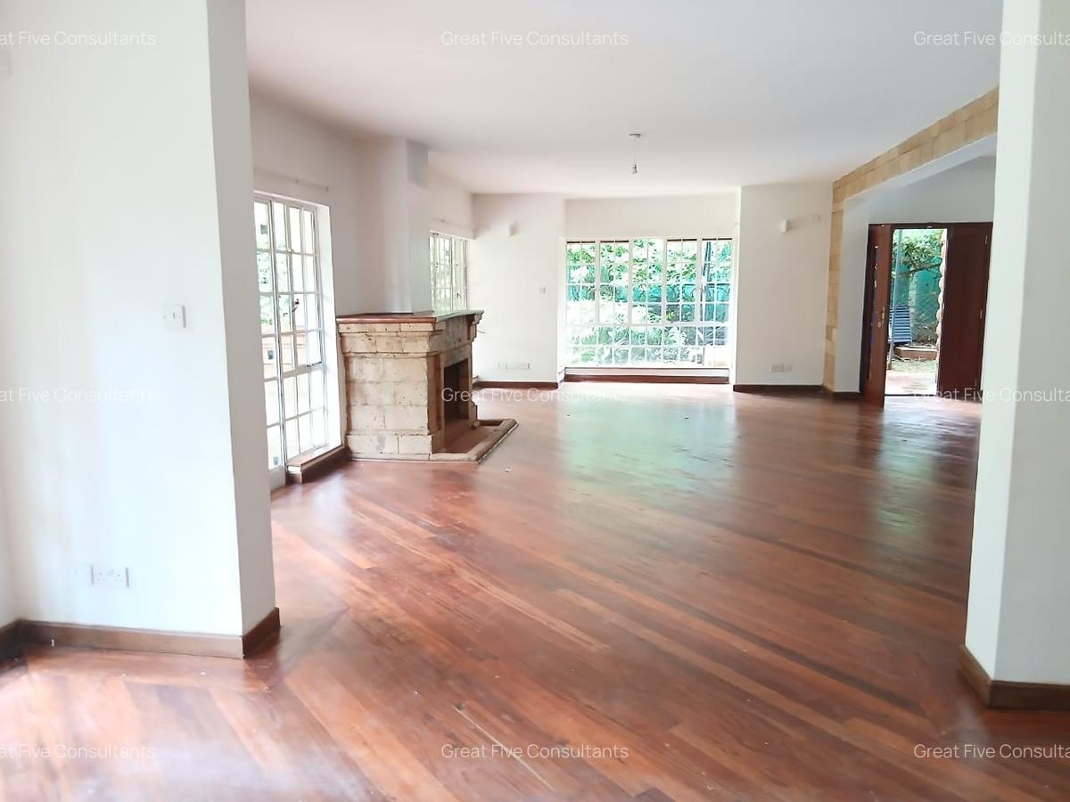 5 Bed Villa with En Suite in Rosslyn - 8