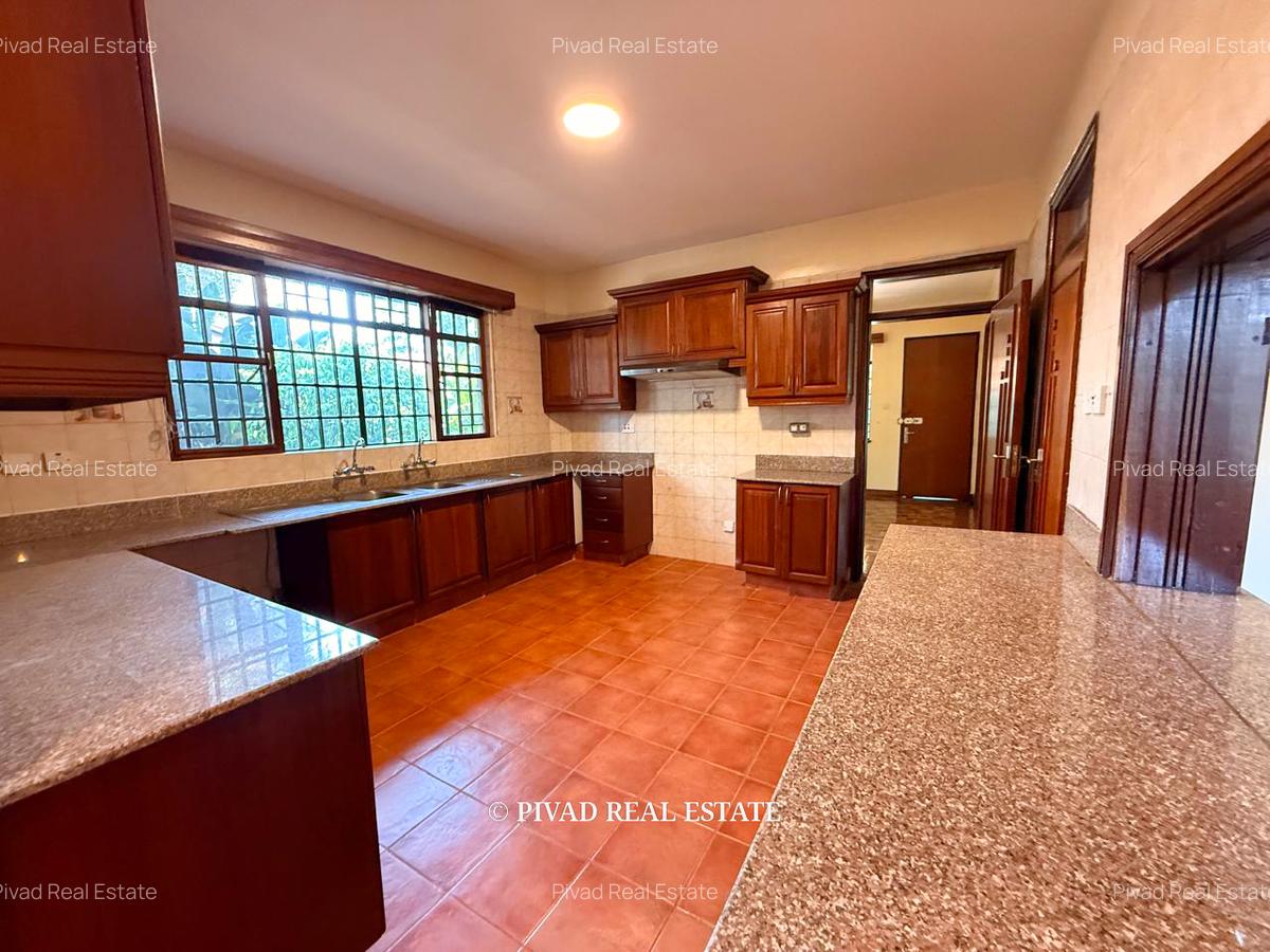 6 Bed House with Garden in Nyari - 2