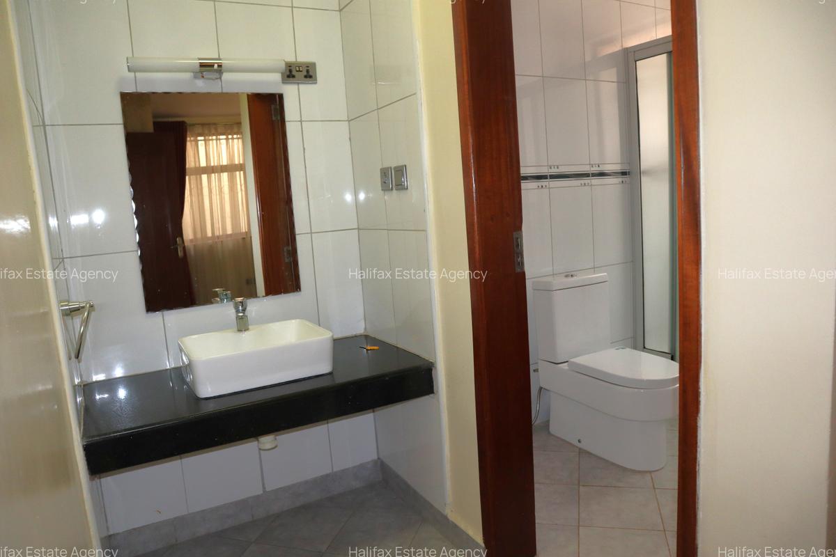 5 Bed Villa with En Suite in Redhill - 10