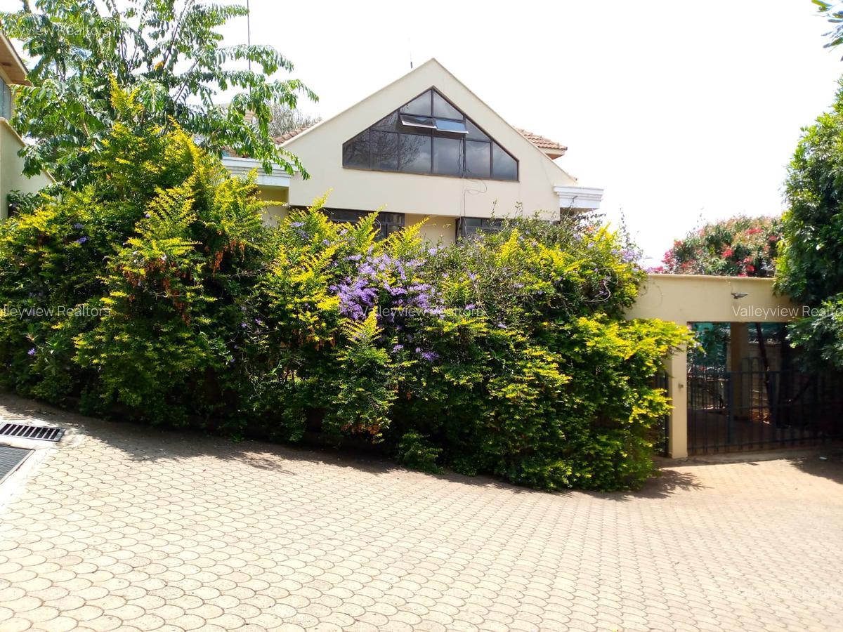 4 Bed Townhouse with En Suite at Lavington - 1