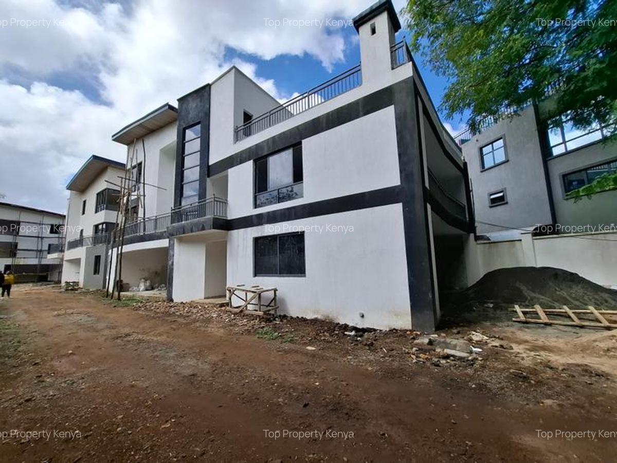 5 Bed House with En Suite at 00502 - 10