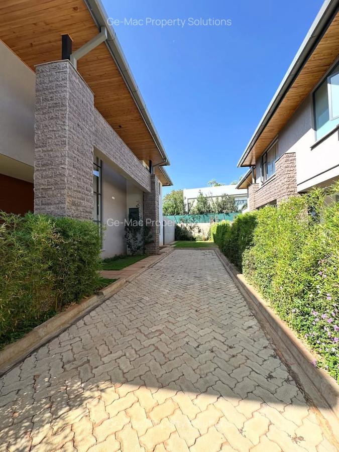 5 Bed House with En Suite in Lavington - 3