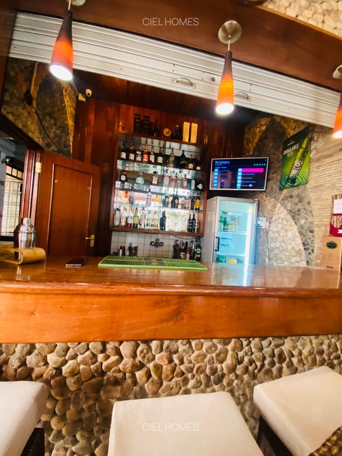 1 Bed Apartment with Swimming Pool at Wood Avenue - 18