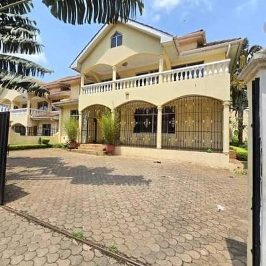 5 Bed House with En Suite at Lavington - 1