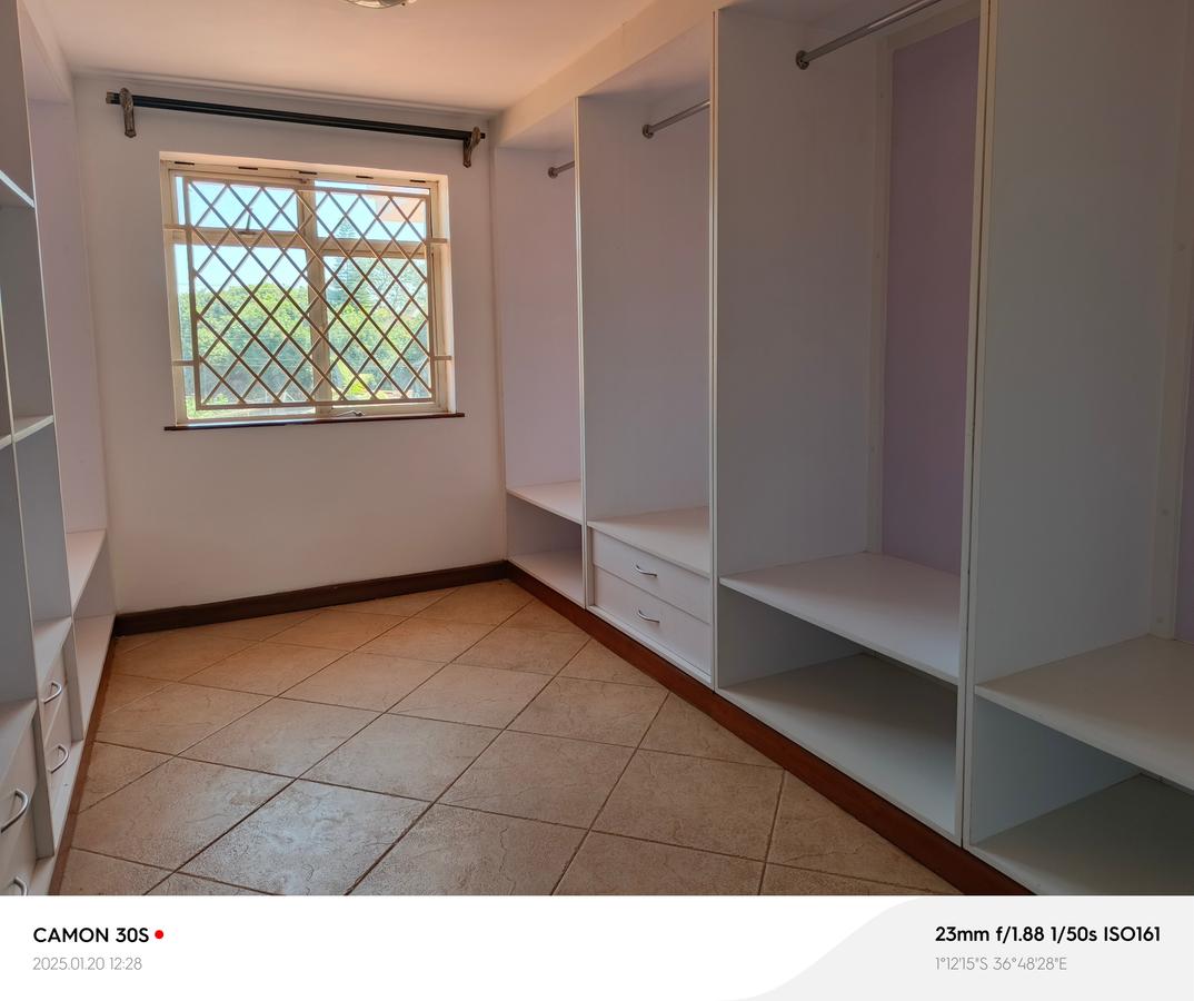 5 Bed House with En Suite in Runda - 10