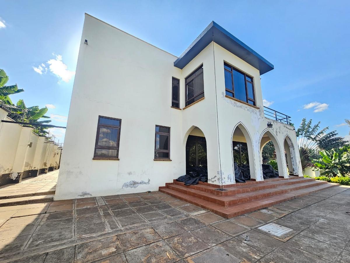 5 Bed House with En Suite in Runda - 2