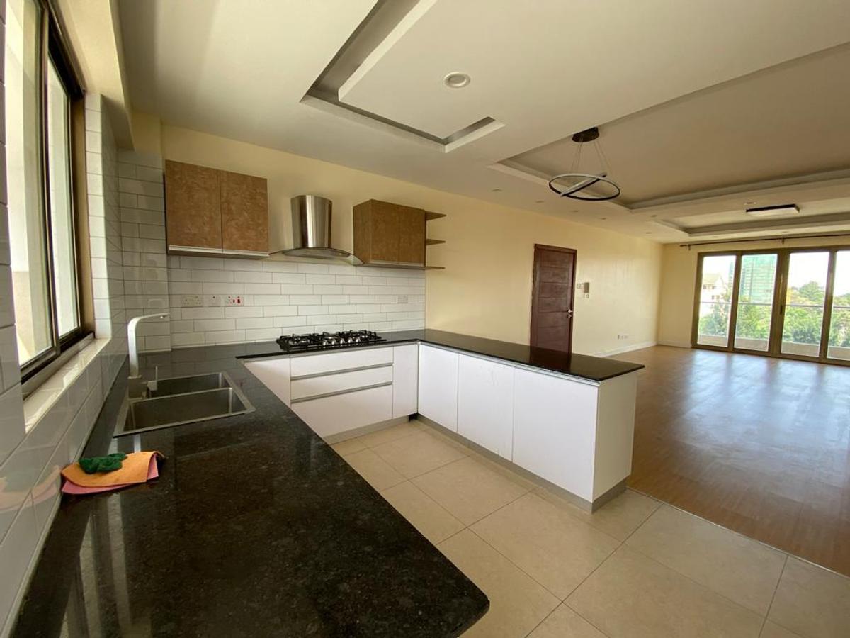 3 Bed Apartment with En Suite at Lavington - 4