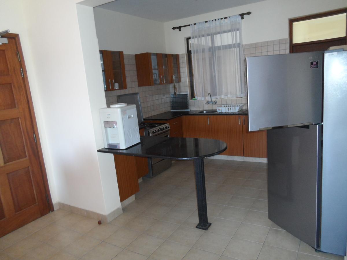 Serviced 3 Bed Apartment with En Suite at Links Road - 6