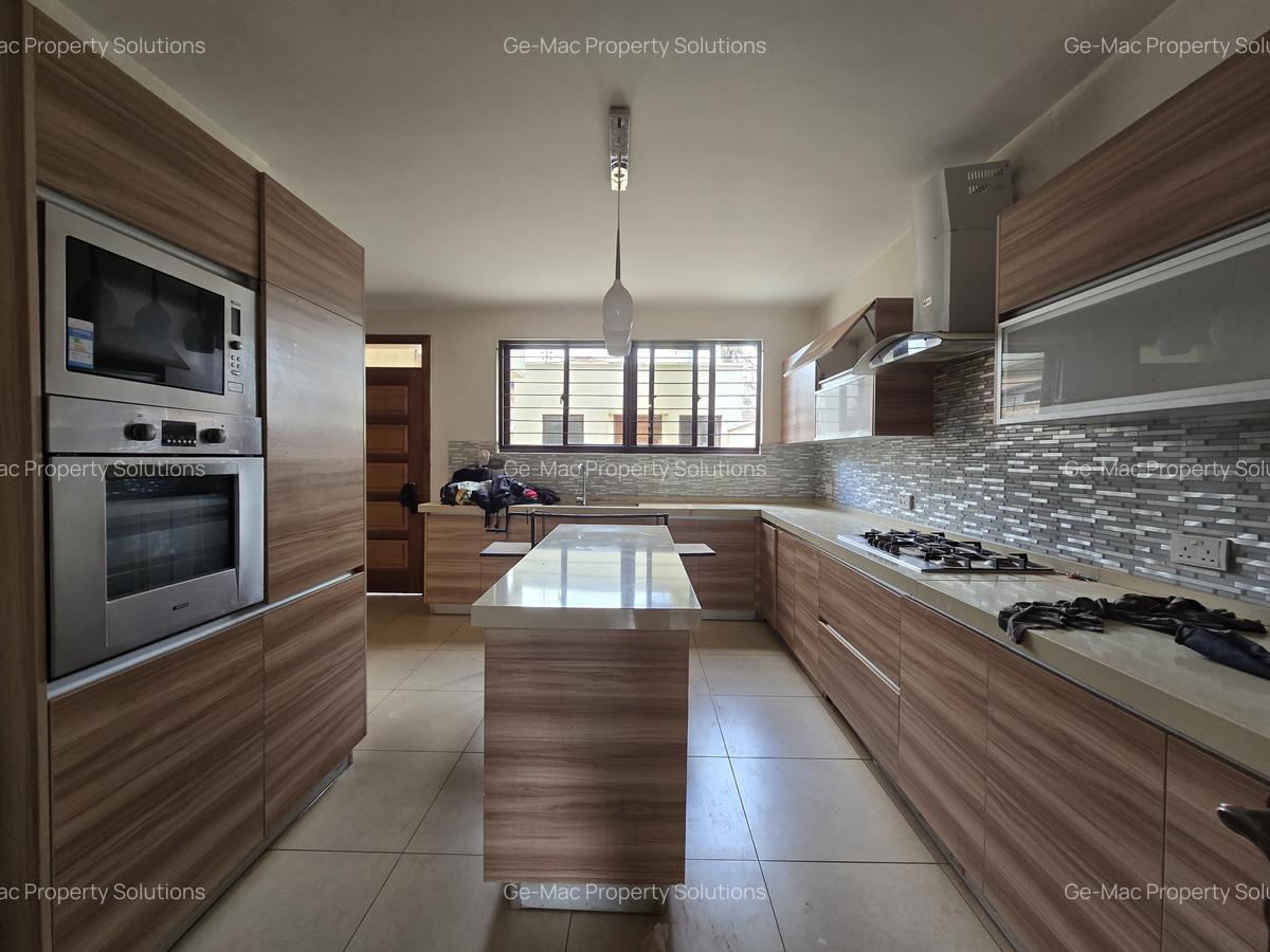 5 Bed Townhouse with En Suite in Lavington - 7