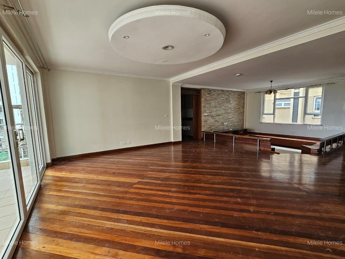 Serviced 3 Bed Apartment with En Suite in Parklands - 12