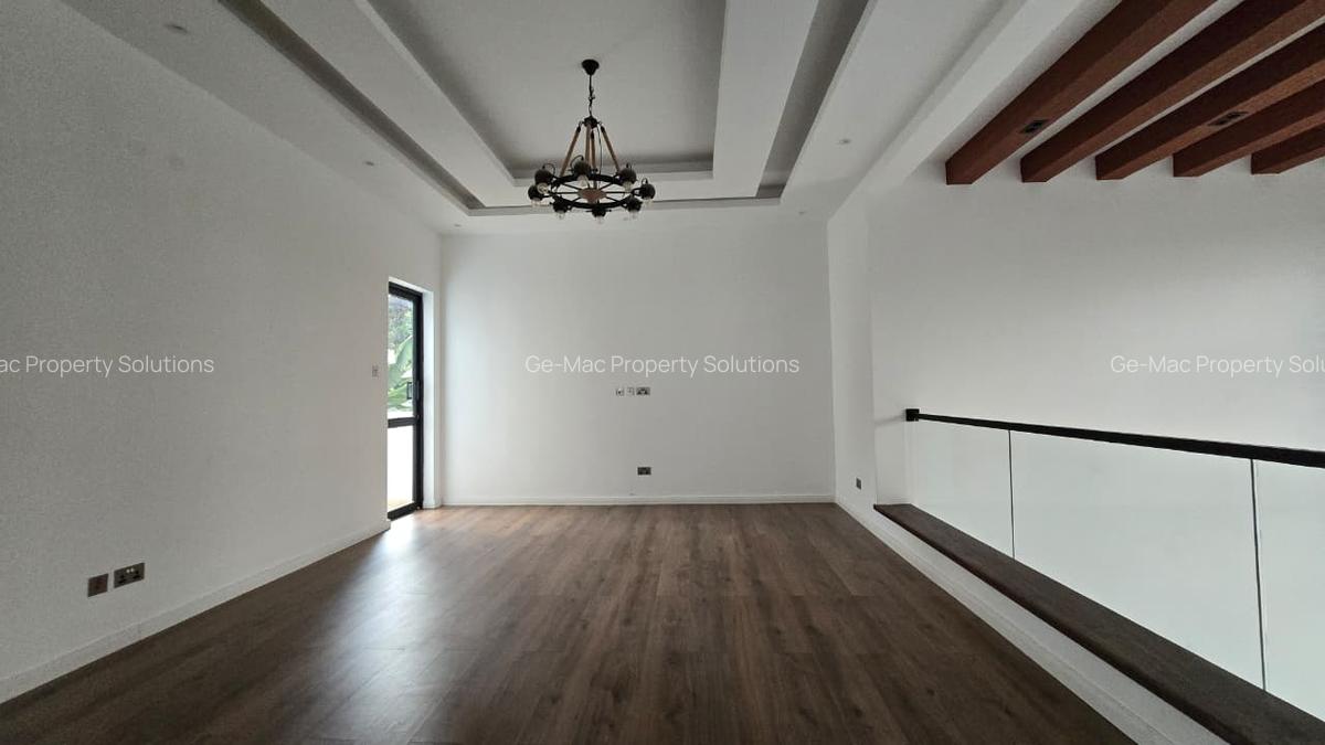 5 Bed House with En Suite in Lavington - 14