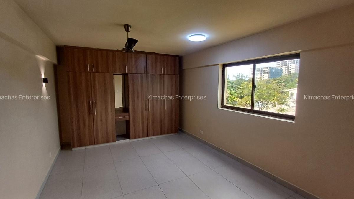 4 Bed Apartment with En Suite at Moyne Drive - 17