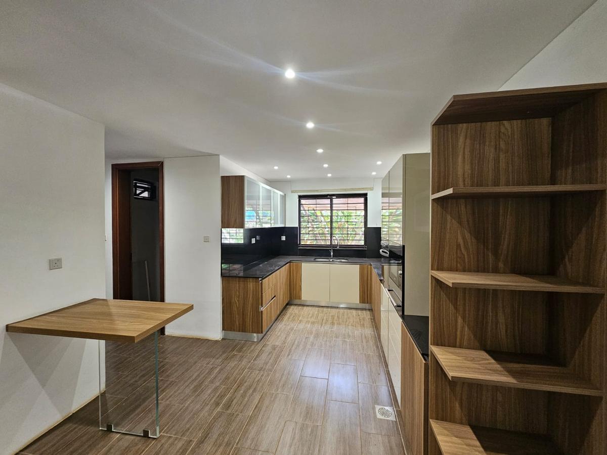 5 Bed House with En Suite in Runda - 9