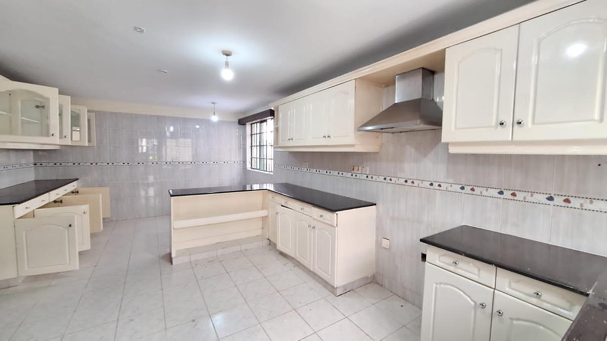 5 Bed Townhouse with En Suite at Spring Valley - 4