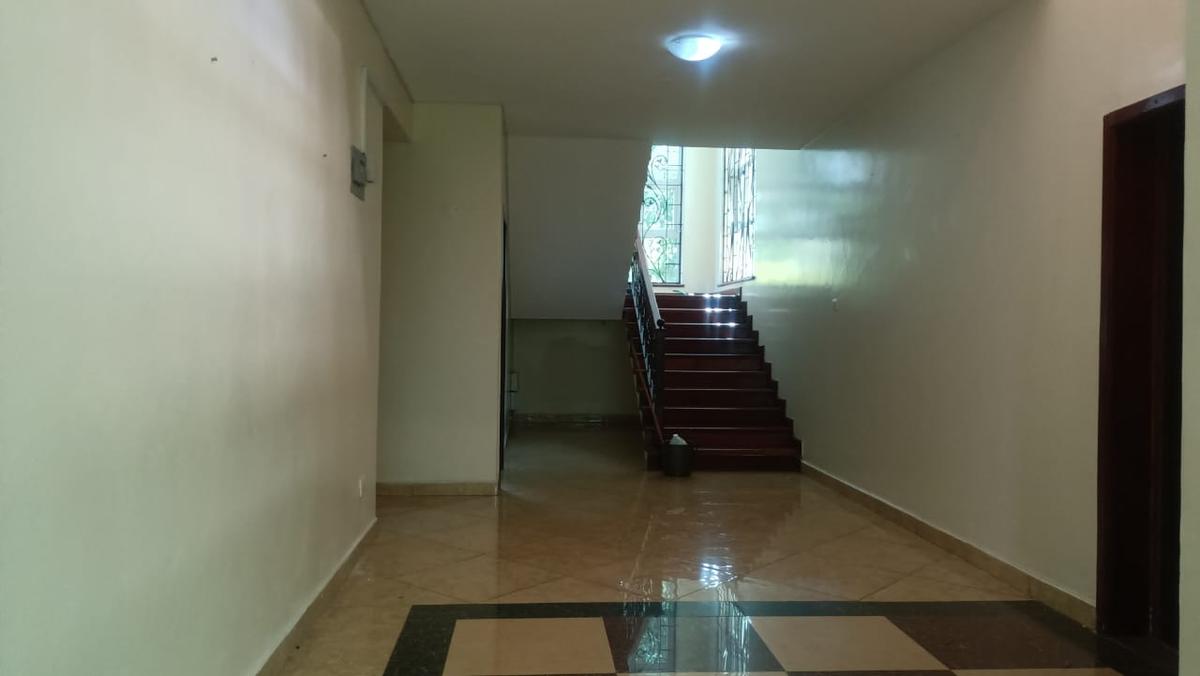 5 Bed Townhouse with En Suite in Lavington - 2