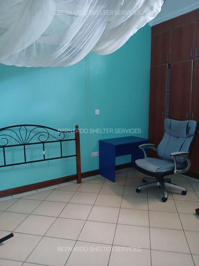 5 Bed House with En Suite at Red Cross - 10