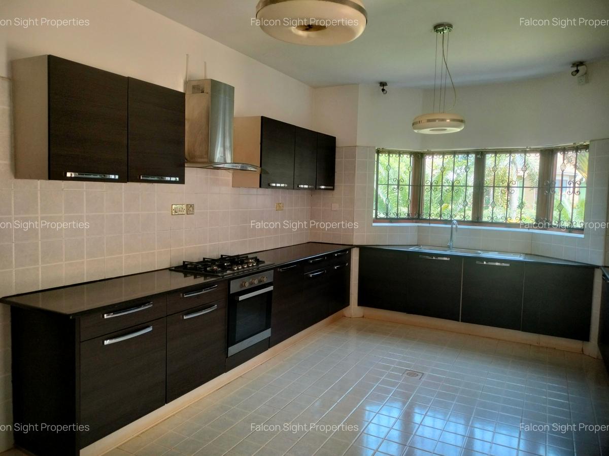 5 Bed Townhouse with En Suite at Few Minutes Drive To Gigiri - 3