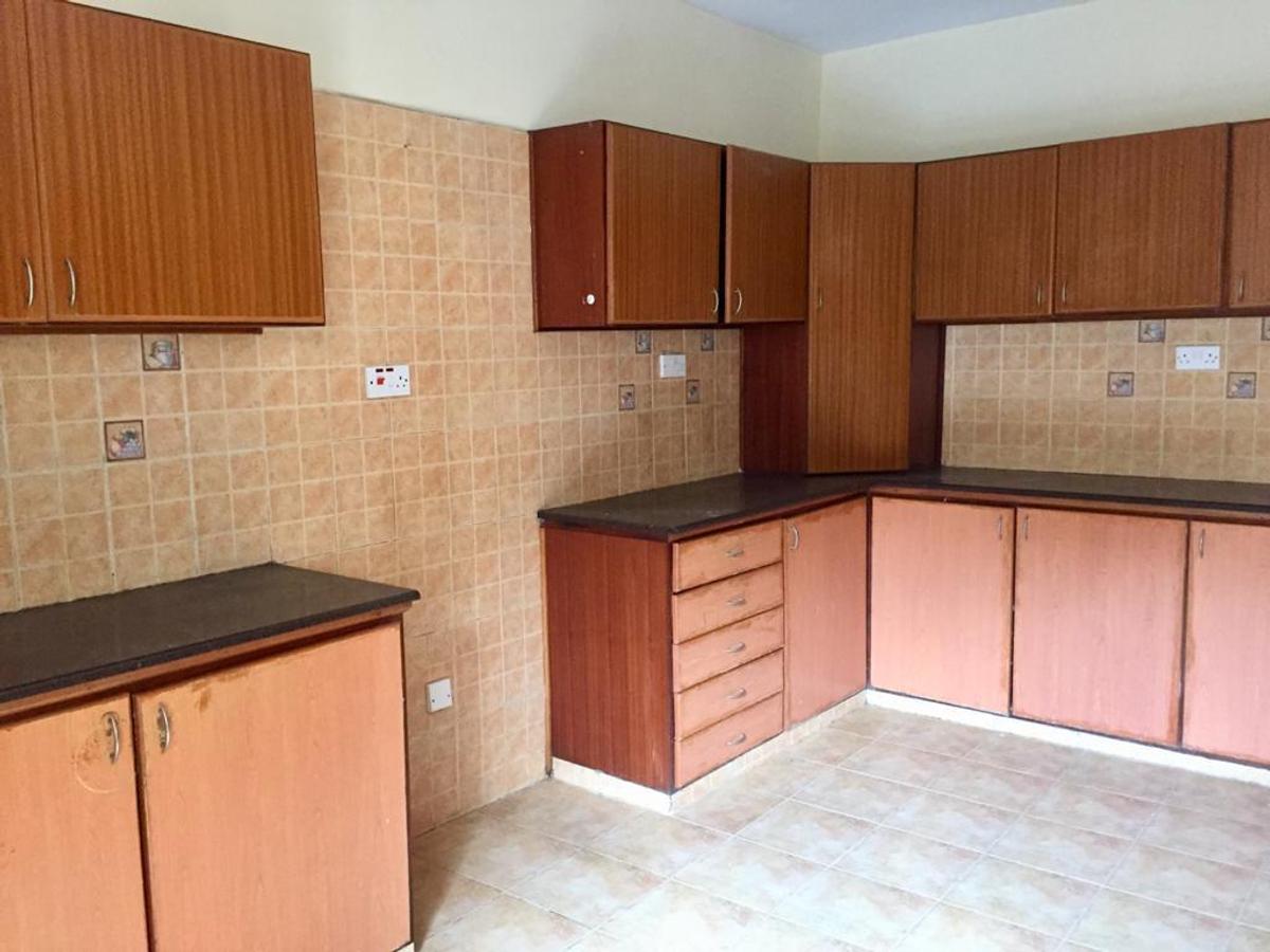 5 Bed House with En Suite in Lavington - 8