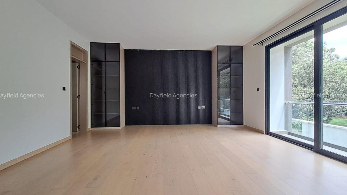 4 Bed House with En Suite in Lavington - 9