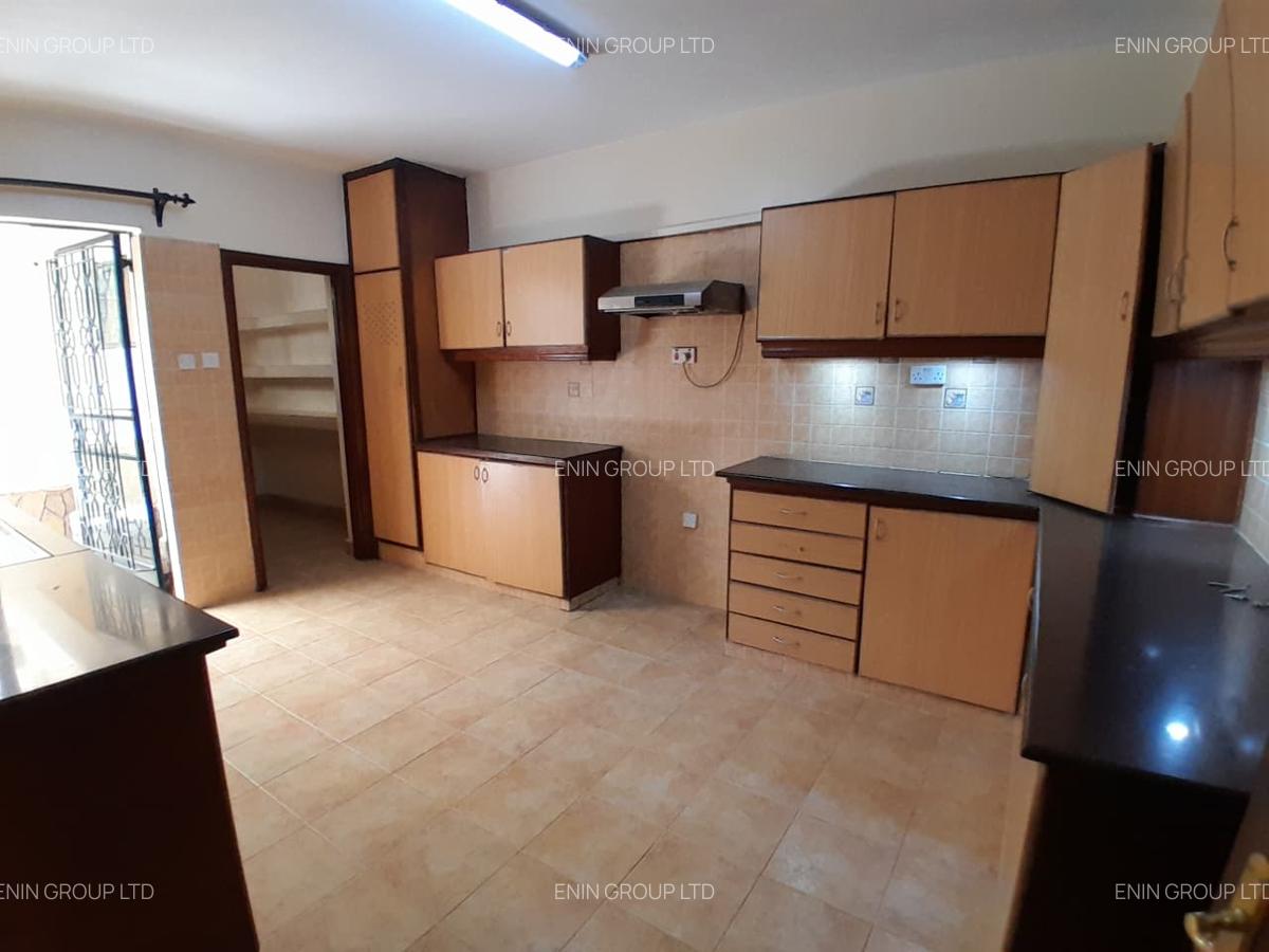 5 Bed Townhouse with En Suite in Lavington - 2