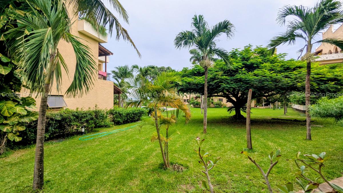 3 Bed Apartment with En Suite at Greenwood Drive - 2
