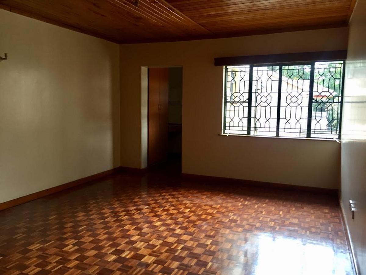 5 Bed House with En Suite in Lavington - 11