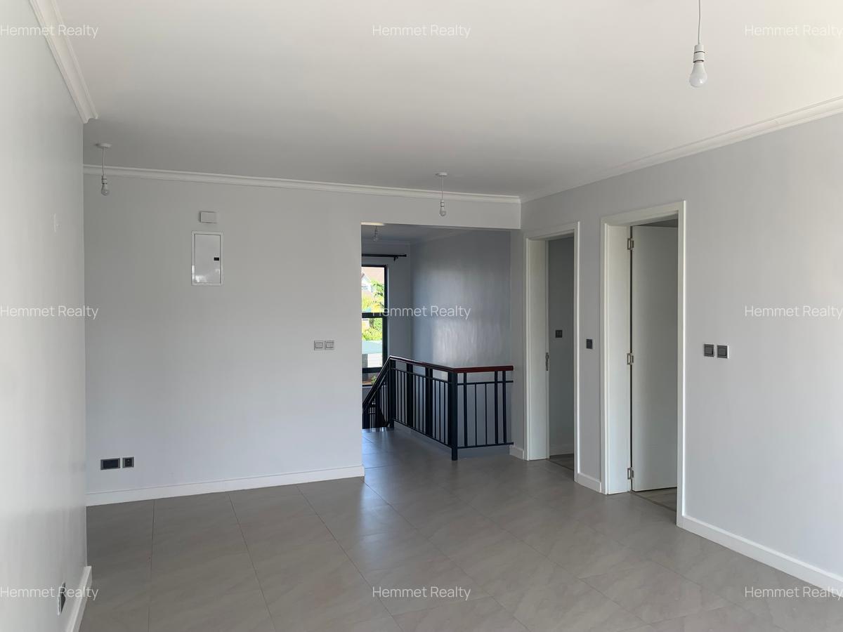 5 Bed Townhouse with En Suite in Runda - 11