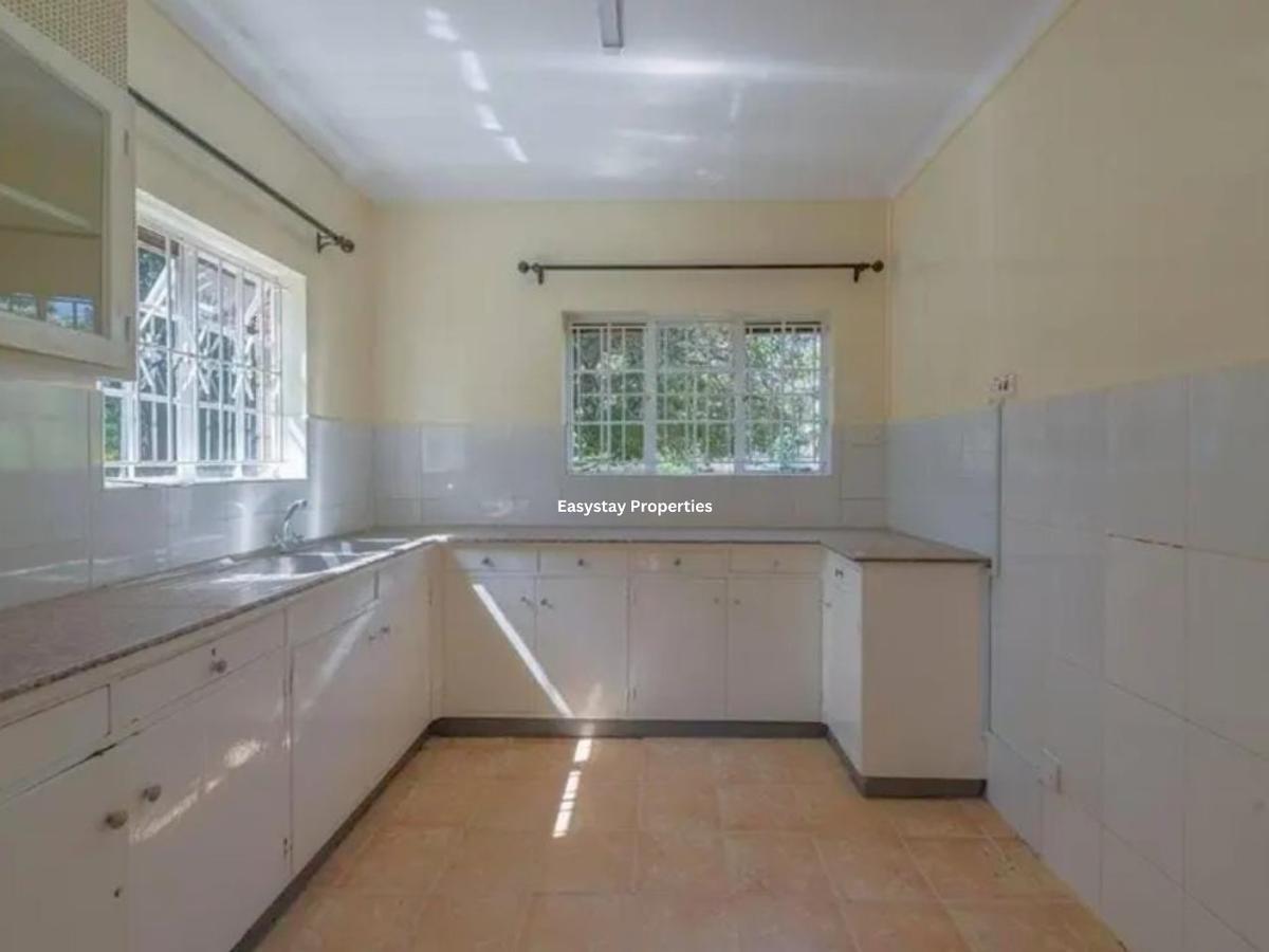 4 Bed House with En Suite in Lavington - 7