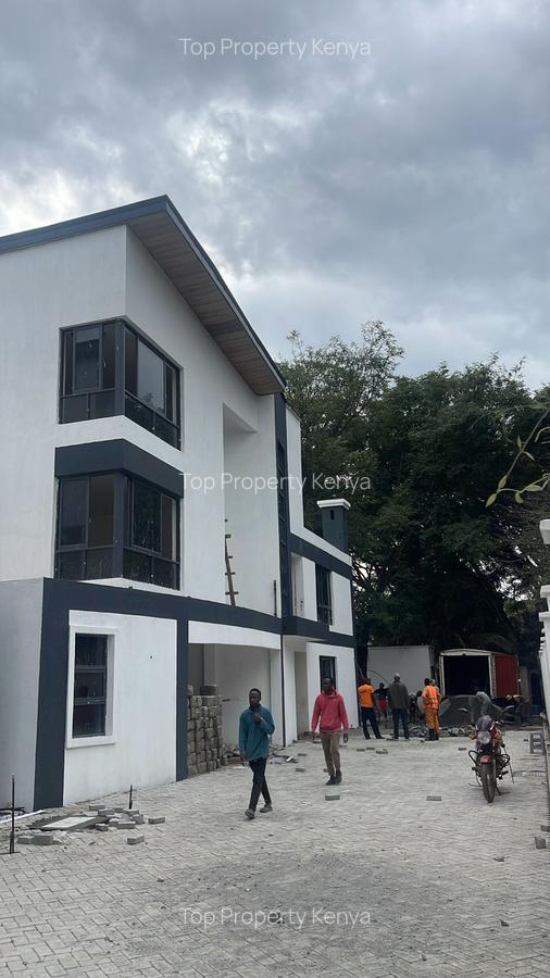 5 Bed House with En Suite at 00502 - 5