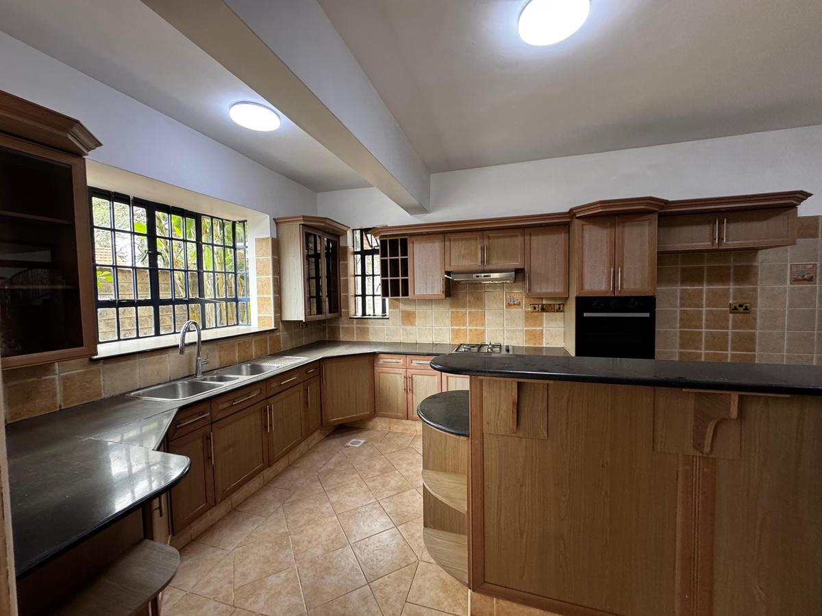 5 Bed Townhouse with En Suite in Lavington - 14