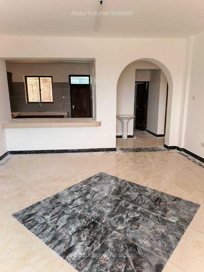 Serviced 2 Bed Apartment with En Suite at Tudor - 3