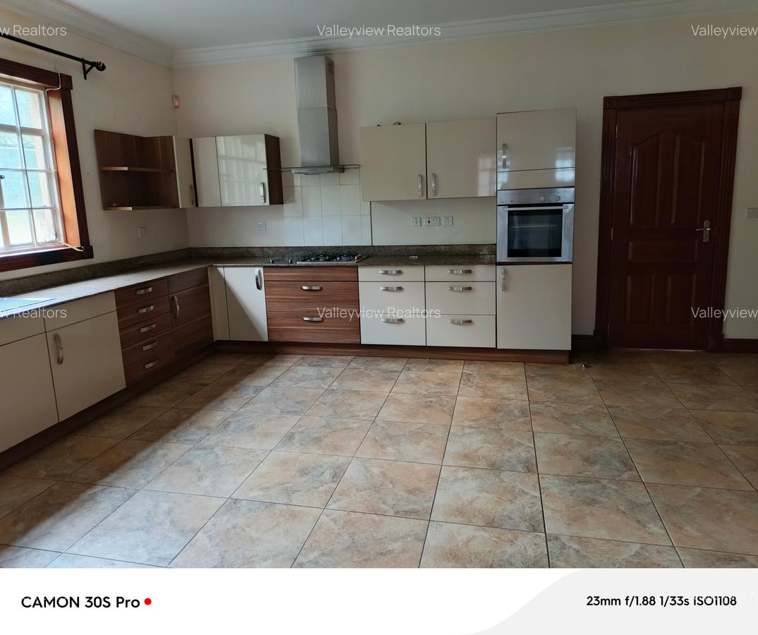 4 Bed Townhouse with En Suite at Lavington - 4